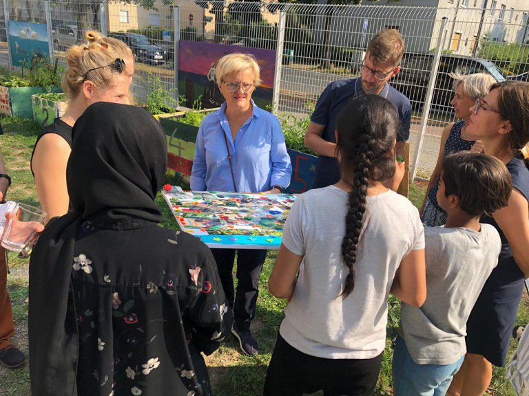 Renate Künast auf Besuch im Nachbarschaftsgarten an der Bernauerstraße