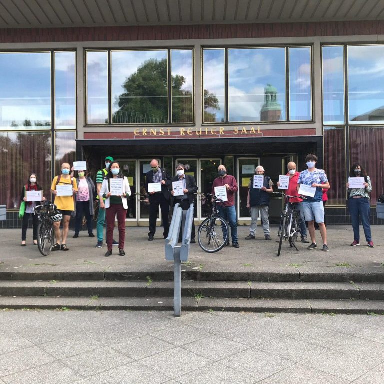 Demonstration vor dem Ernst-Reuter Saal